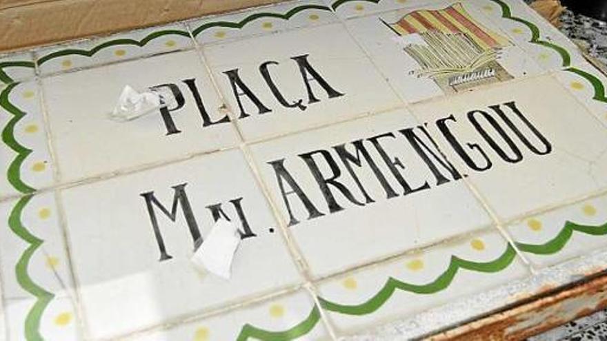 La placa de la plaça de Mossèn Armengou dipositada a Regió7 ahir