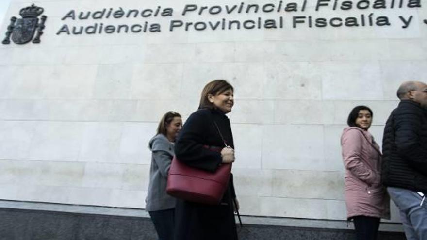 Isabel Bonig, presidenta del PPCV, ayer en la Ciudad de la Justicia.