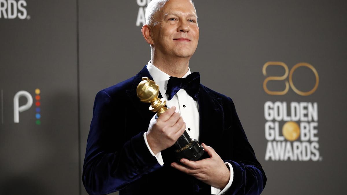 El guionista estadounidense de televisión Ryan Murphy, con su premio Carol Burnett.