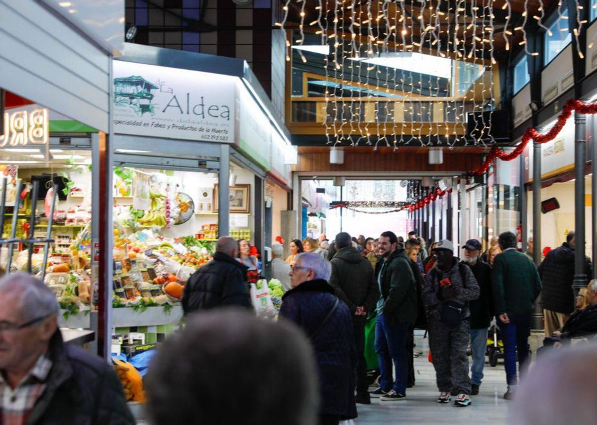 Arriba y abajo, ambiente ayer en la plaza de abastos de Avilés. | RICARDO SOLÍS