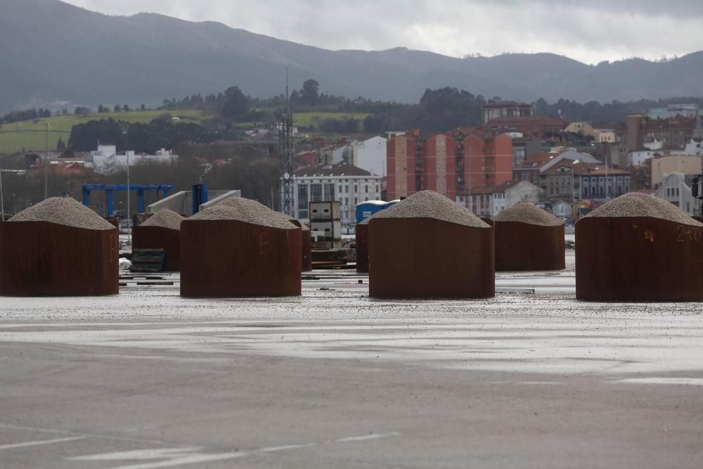 Carga de piezas destinadas al parque flotante marino Wikinger en el Muelle de Valliniello.