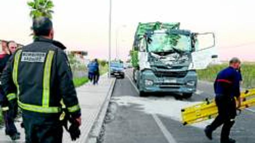 Un choque entre dos camiones en la carretera de Olivenza deja un herido de carácter leve