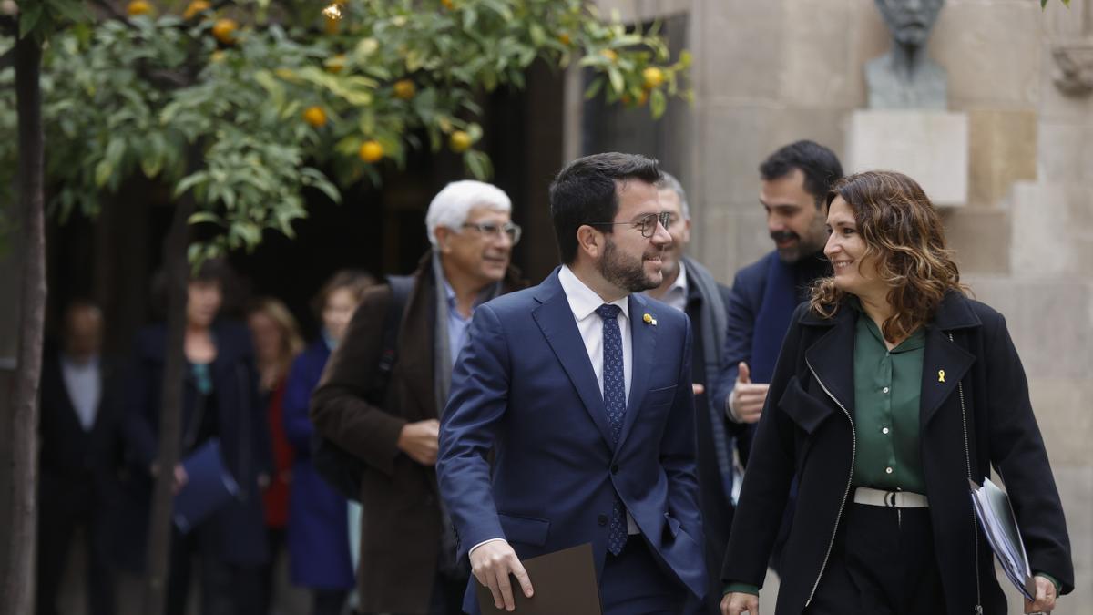 El 'president' de la Generalitat, la 'consellera' de Presidència, Laura Vilagrà, y el resto de 'consellers', en Palau.