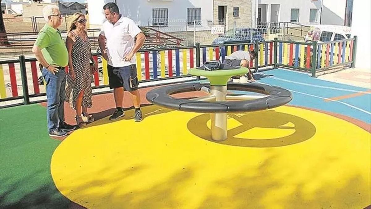 Juegos infantiles en la barriada Pablo Iglesias de Pedro Abad.