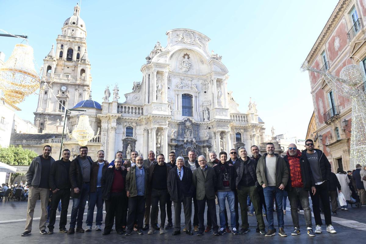 Detrás: Samuel Garrido, Gustavo Pallares, Ginés Ruiz, Quini García, Toño González, Mariano Nieto, José Manuel Prado, Jordi Molina, Marcos Martín, Antoñito Martínez, Marcos Molina y Jimmy Jiménez. Delante: Pedro Torrecilla (delegado), Esteban Merchán, Paco Henarejos, Manrique Cos, Felipe Coello, Antonio Serrano, Benjamín Martínez, Carlos Peñafiel, Pedro Ortega y Marcos Molina Jr.