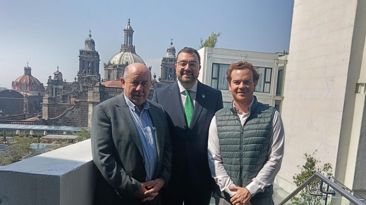 Francisco Santoveña, padre e hijo, con el presidente Barbón y la catedral de México al fondo.