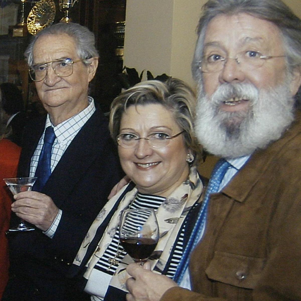 Dolores Aguado entre Juan Ramón Pérez Las Clotas y Dioni Viña, su marido.