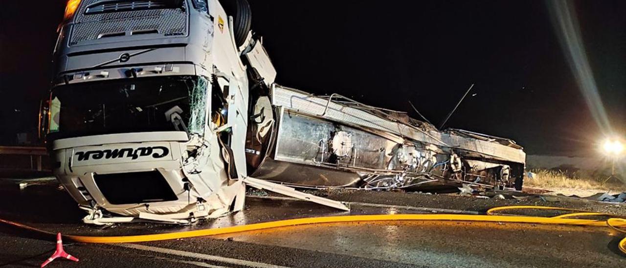 Así quedó el camión tras salirse de la autopista y volcar