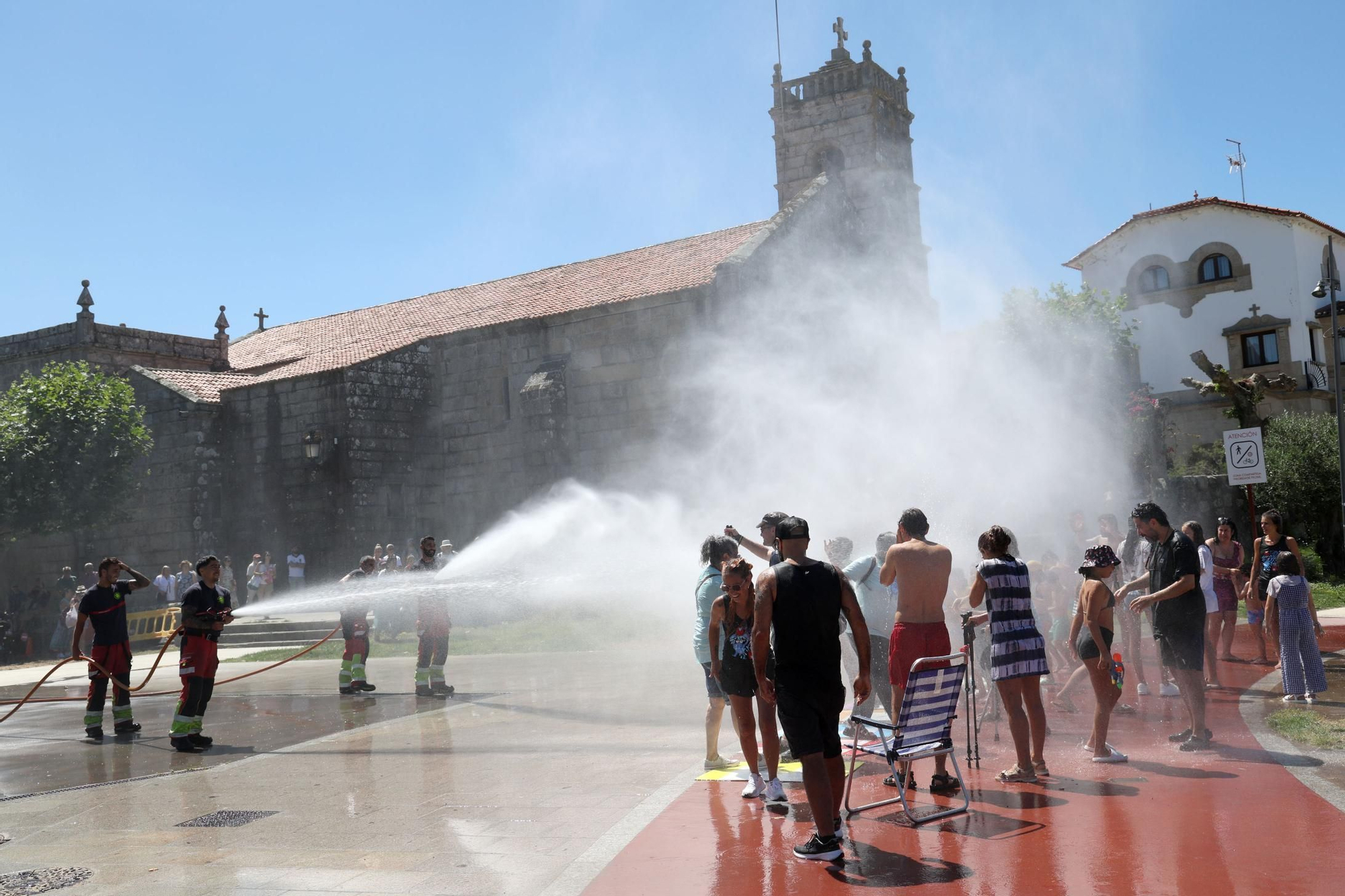 Cadena humana y manguerazo por la esclerosis múltiple en Vigo