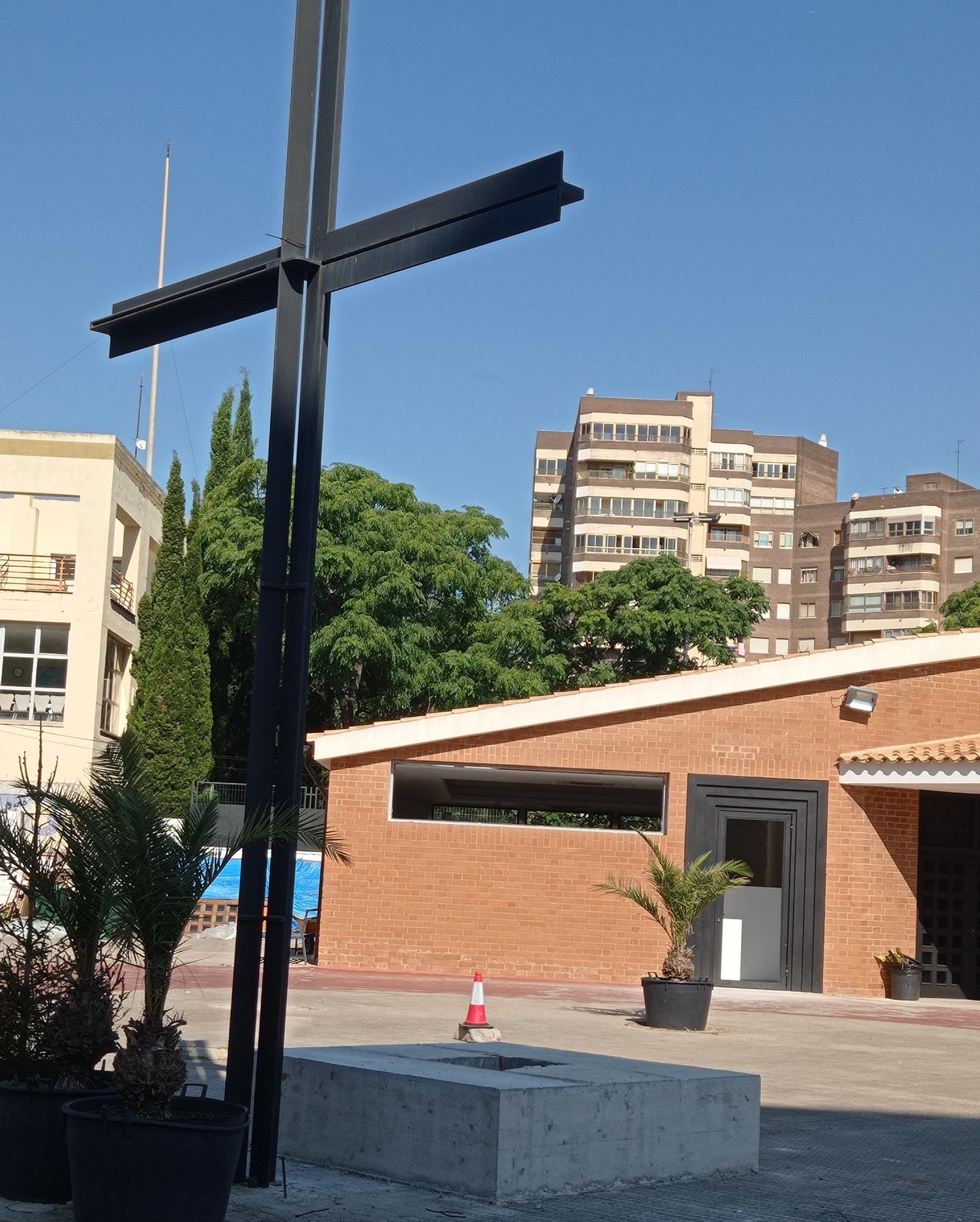 Imagen del pedestal ya preparado para colocar la cruz del Ribalta, en la explanada de la iglesia Santo Tomás.