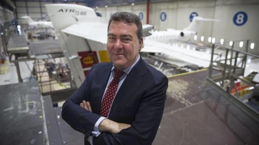 Carlos Bertomeu, en el hangar de mantenimiento de Air Nostrum.