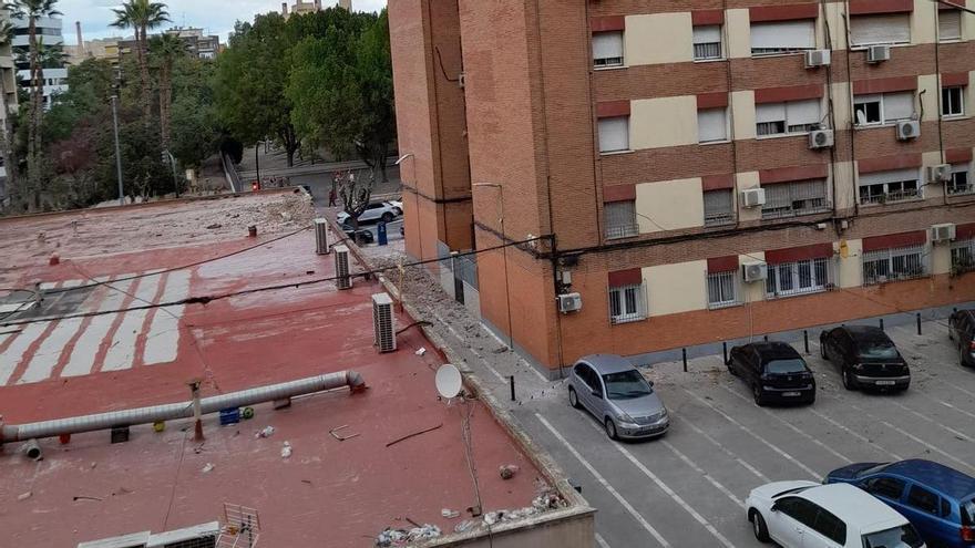 Se derrumba parte de la fachada de un edificio de Murcia por el viento