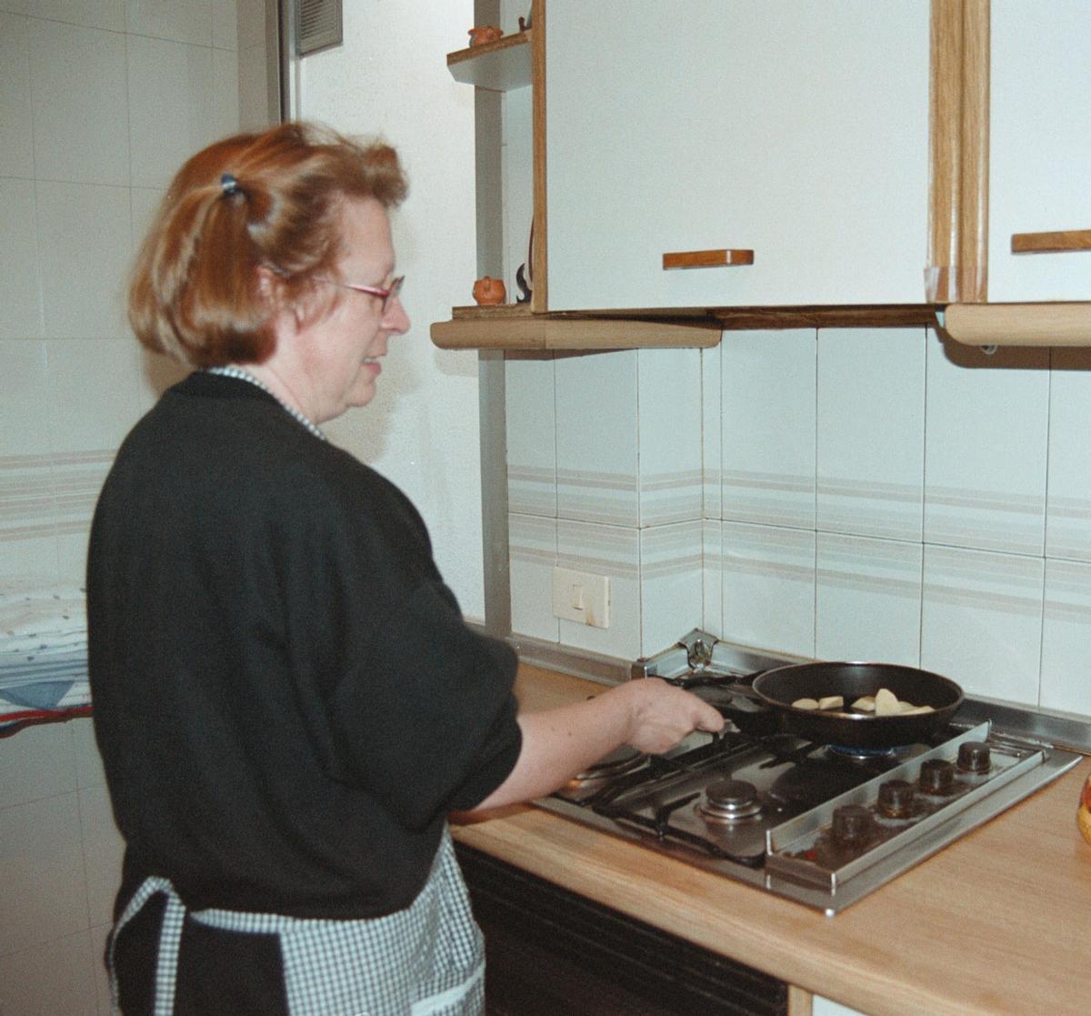 Un ama de casa cocinando