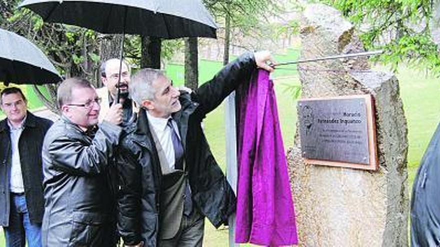 Llamazares descubre, junto a Jesús Iglesias, la placa en recuerdo de Horacio Fernández Inguanzo, ayer, en Pola de Gordón, en presencia de José María González. A la izquierda, Castañón, alcalde de La Pola de Gordón, y Ángel González.