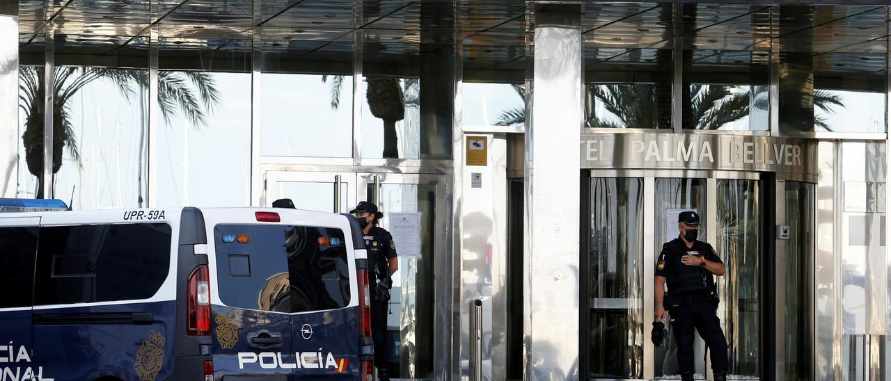 Una ambulancia, ayer, a las puertas del Hotel Palma Bellver.