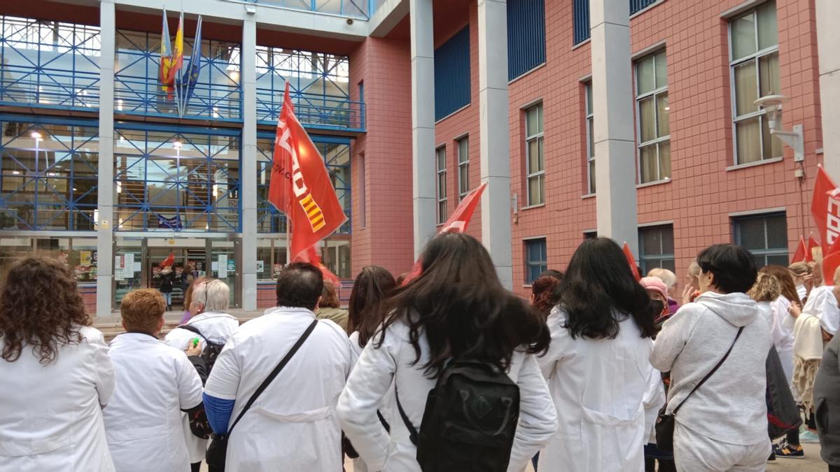 Manifestación a las puertas del ayuntamiento de Xirivella.