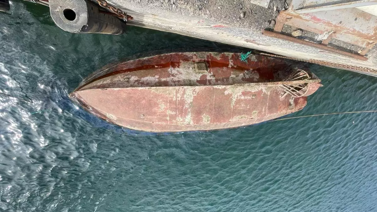 Vuelco de una falúa en el Puerto de las Palmas