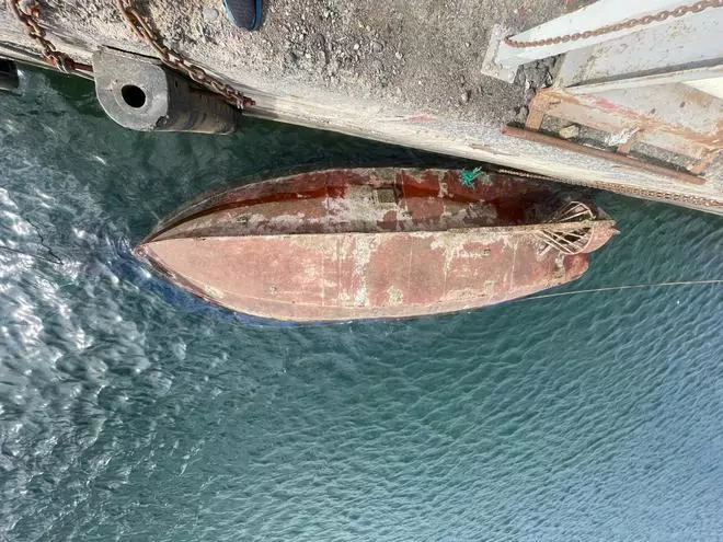 Vuelco de una embarcación en el Puerto