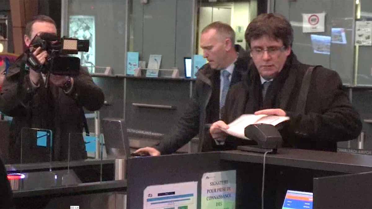 Puigdemont se presentó hoy en torno a las 06.00 horas en el aeropuerto de Bruselas-Charleroi para tomar un vuelo hacia Dinamarca.