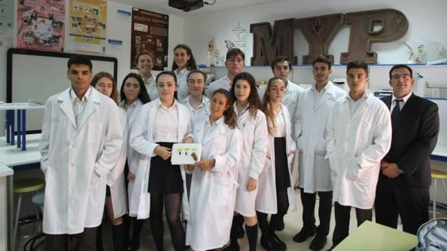 Los alumnos del colegio El Valle que han participado en el experimento con uno de sus profesores.