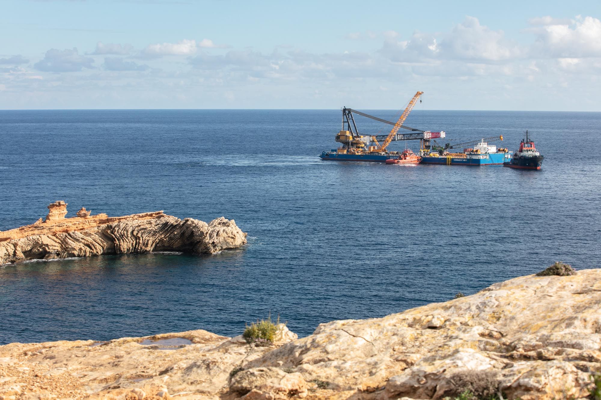 Comienzan los trabajos para reflotar el yate de lujo hundido en Ibiza