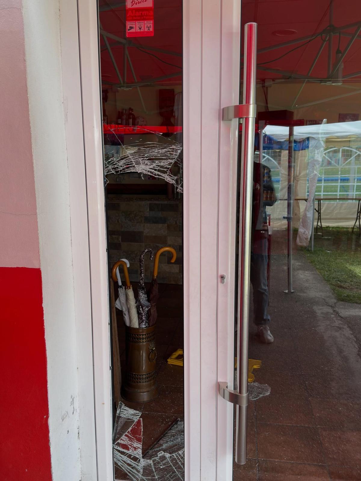 La puerta del local del Club Deportivo Turón, rota por el asaltante
