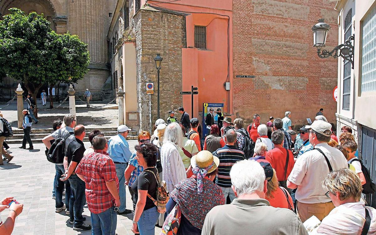 Un grupo de turistas frente al patio de las Cadenas y el Sagrario, en una foto de archivo.