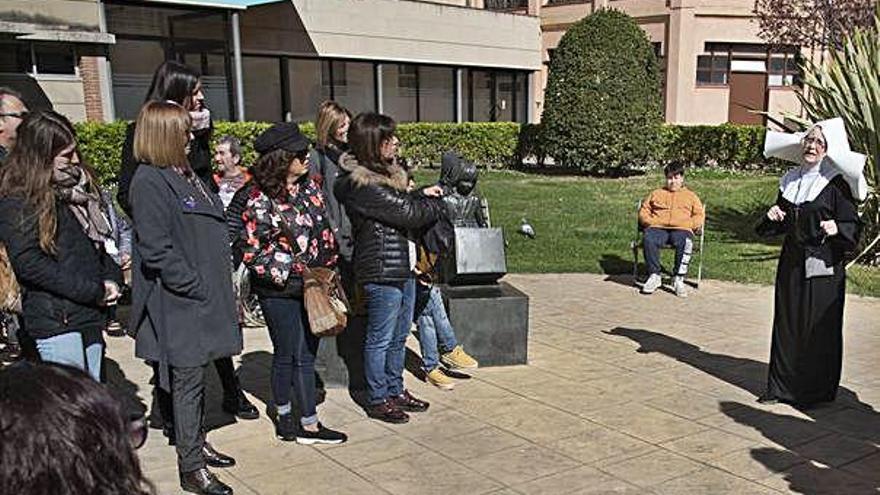 L&#039;actriu que encarnava sor Balbina, al pati de l&#039;Hospital de Sant Andreu entre el públic de l&#039;itinerari