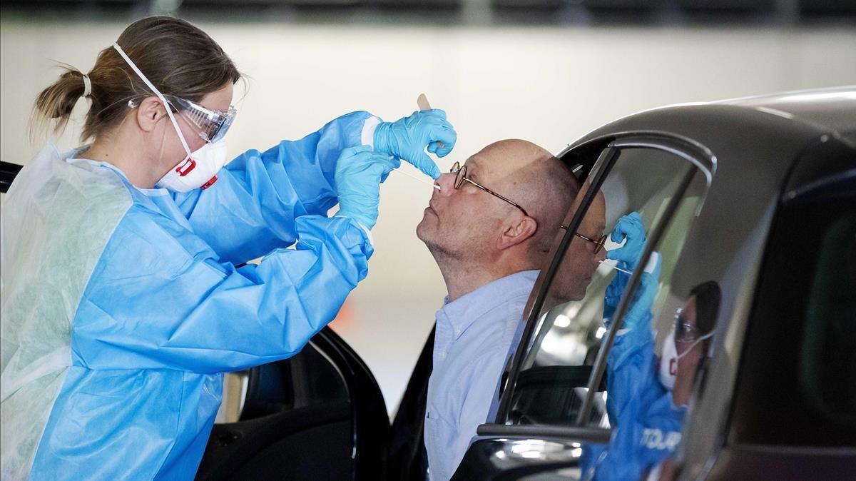 Una sanitaria extrae muestras de un conductor para realizarle la prueba de covid en Rotterdam, el pasado día 6.