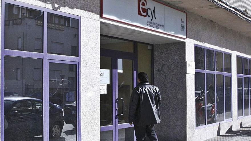 Un ciudadano entra en las oficinas del Ecyl en Zamora. | Jose Luis Fernández