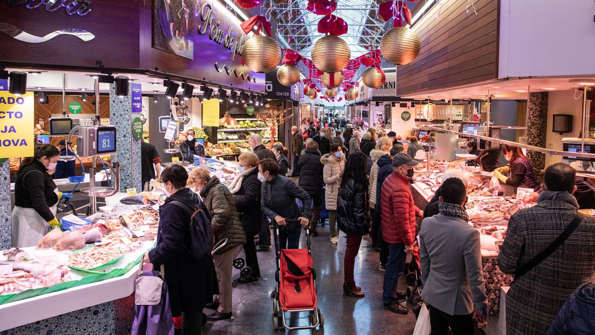 Compradores en el mercado de Sant Antoni de Barcelona, este viernes.