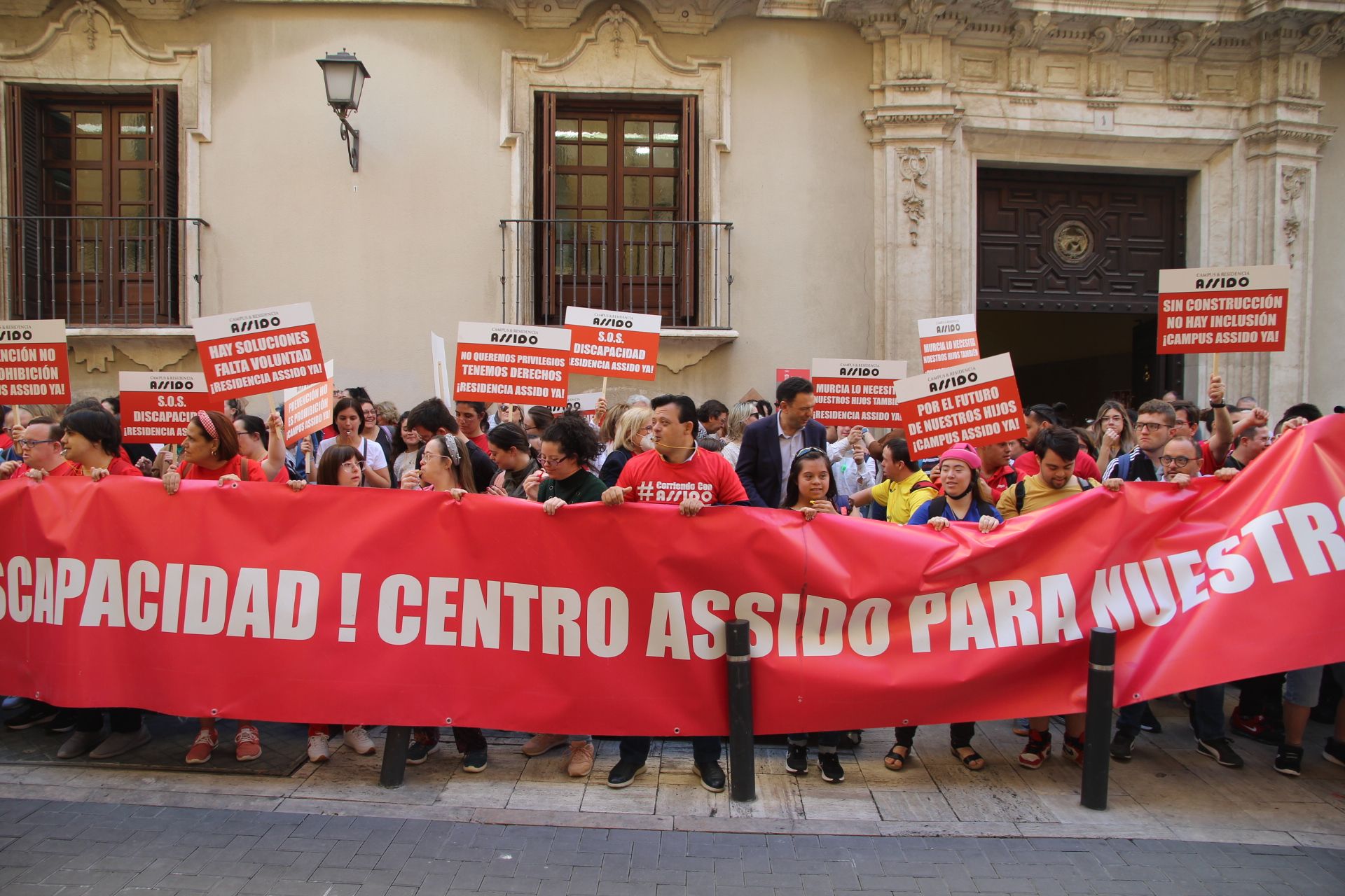 Concentración de Assido en Murcia ante la CHS