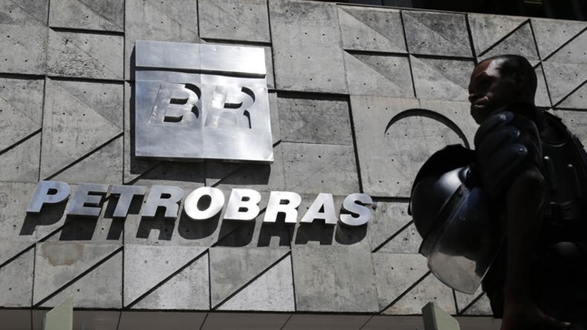 Un policía, ante la sede de Petrobras en Río de Janeiro, el pasado 4 de marzo.