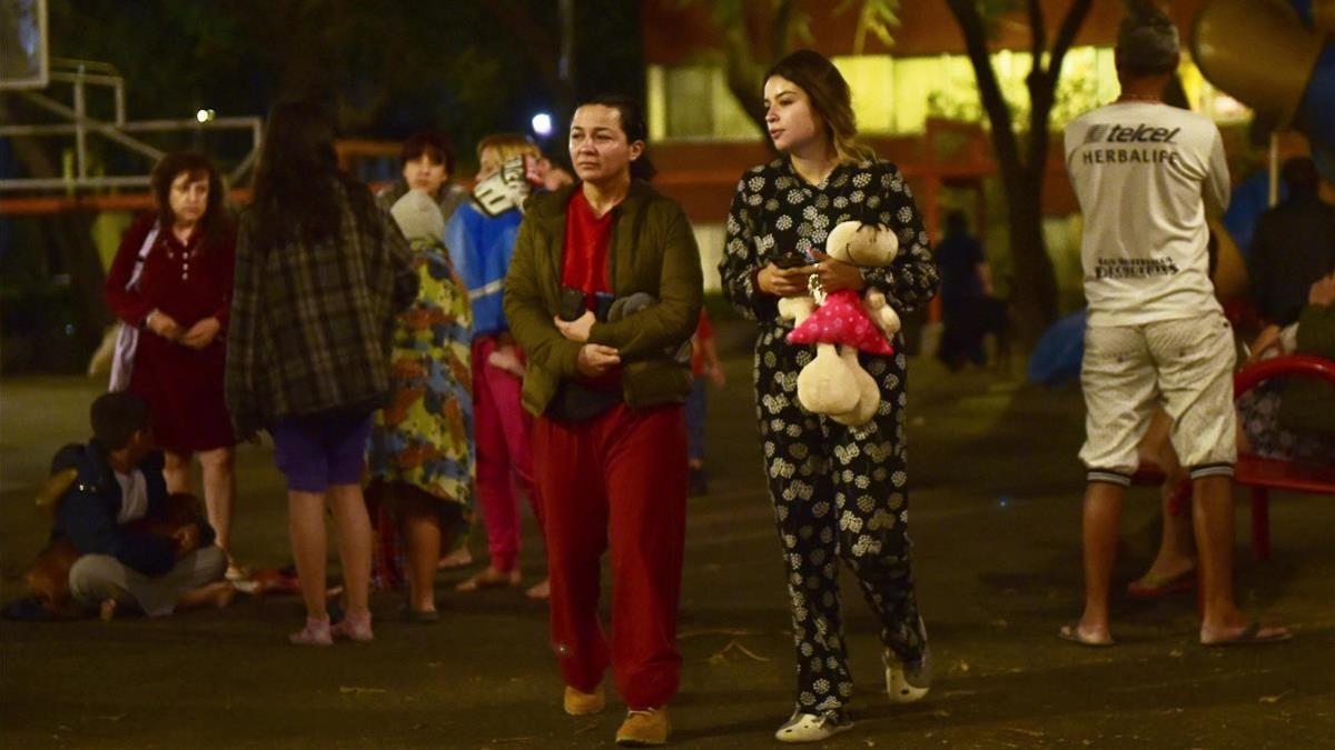 Ciudadanos salen a la calle tras el terremoto, en la ciudad de México