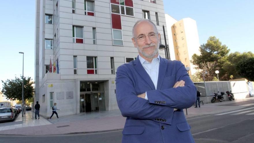 Julián Triviño posa para LA OPINIÓN en la avenida de Murcia con la Oficina de Empleo que dirige al fondo.