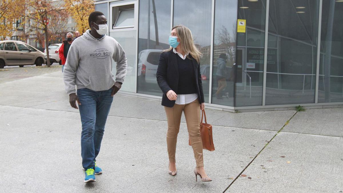 Mamadou Touré, acompañado de su abogada, instantes antes de entrar en los juzgados. |   // IÑAKI OSORIO