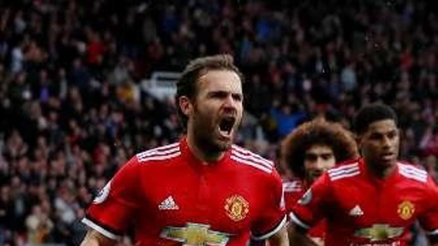 Mata celebra su gol.