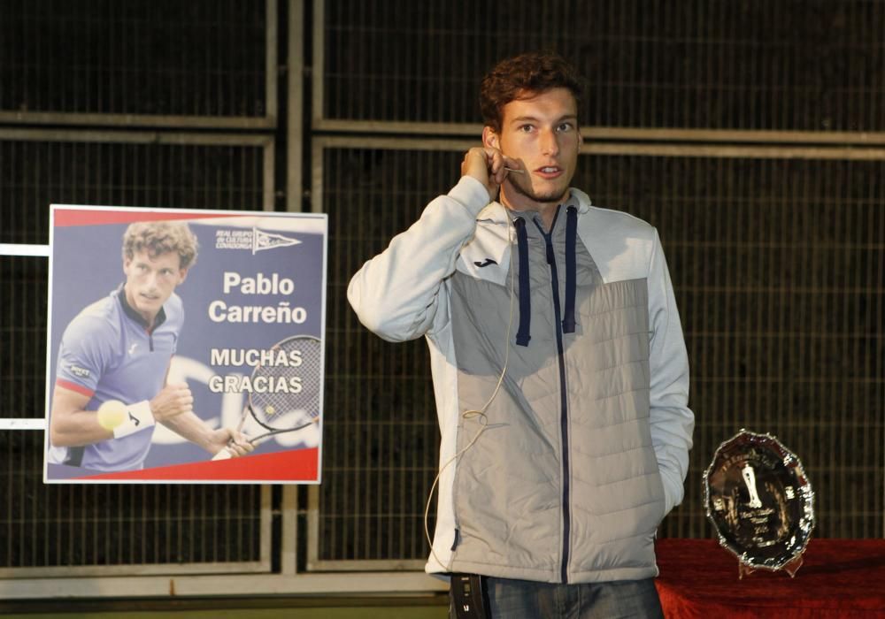 Pablo Carreño muestra sus trofeos y charla con los jóvenes tenistas del Grupo Covadonga