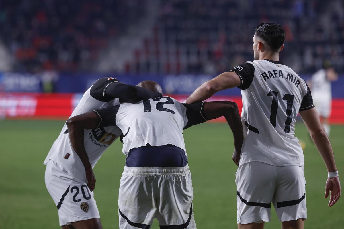 Umar Sadiq celebrando su segundo tanto en el CA Osasuna - Valencia CF