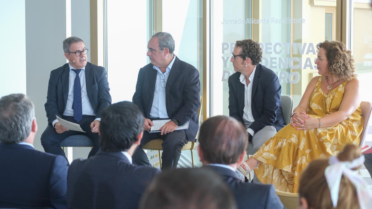 Un momento de la mesa de expertos, celebrada durante el Foro &quot;Alicante Real Estate&quot;.