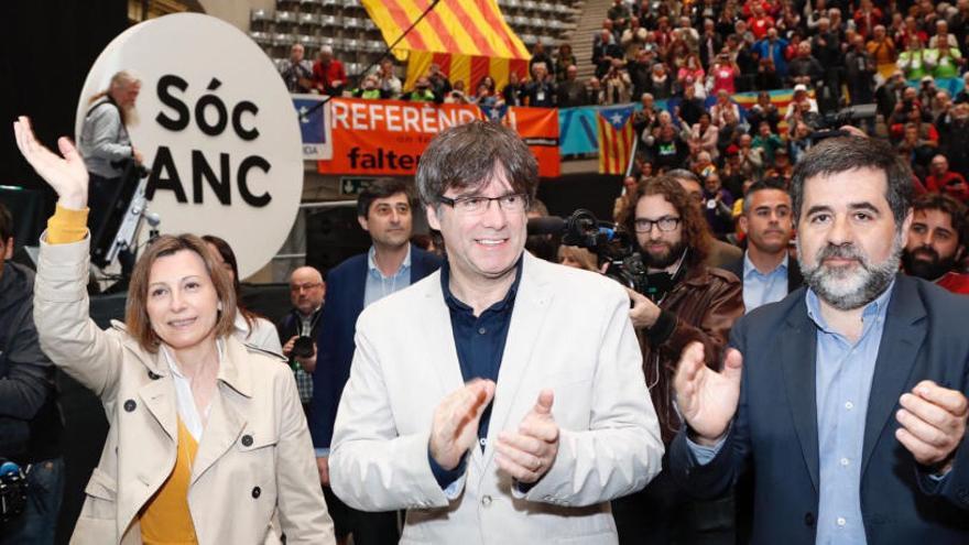 Puigdemont, flanqueado por Forcadell y Jordi Sánchez.