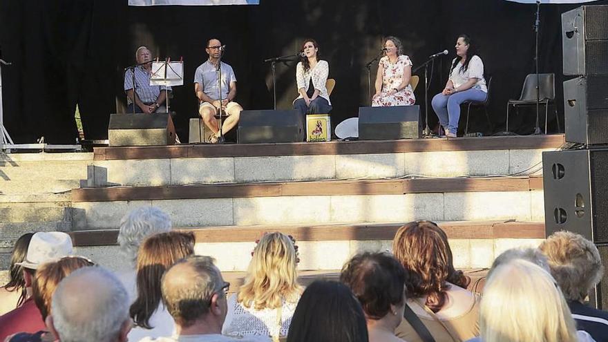 Una de las actuaciones ofrecidas ayer en la plaza de la Casa de Cultura de Seixo.  // Santos Álvarez