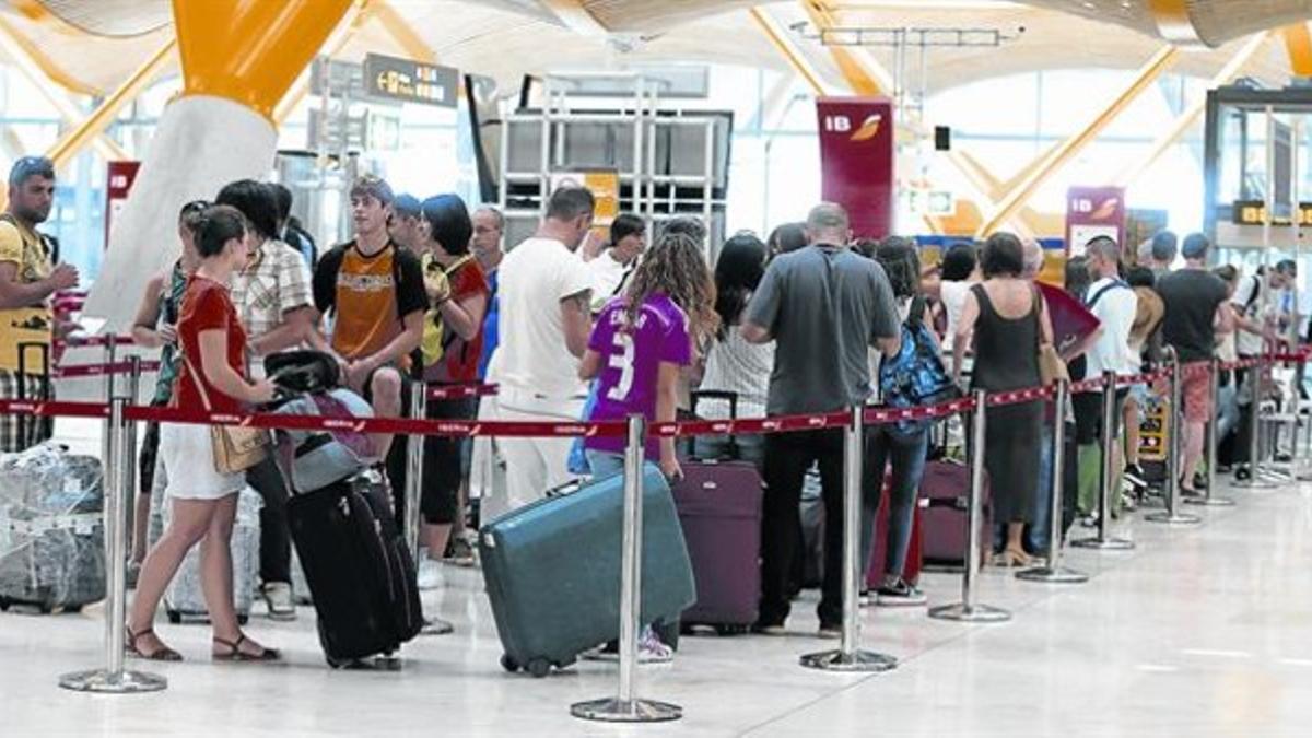 Colas en los mostradores de facturación del aeropuerto de Madrid-Barajas, ayer por la mañana.