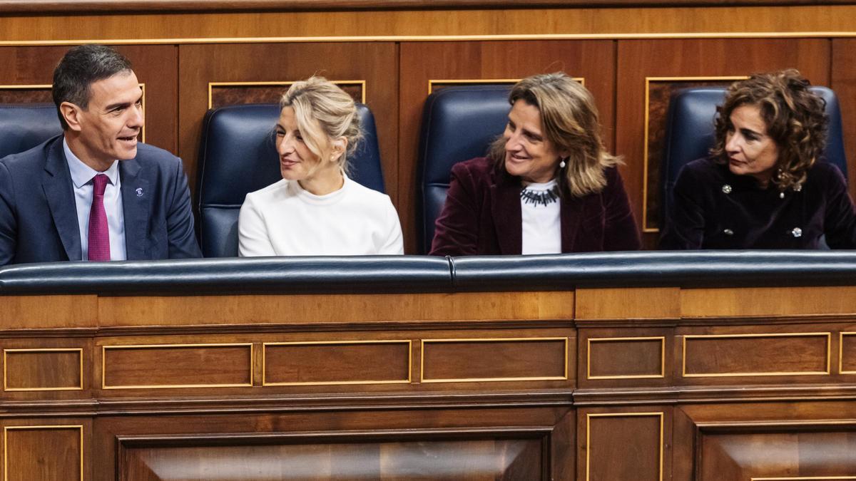 Pedro Sánchez, junto a tres de las cuatro vicepresidentas: Yolanda Díaz, Teresa Ribera y María Jesús Montero.