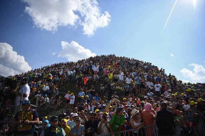 Seguidores en el Tourmalet esperando la llegada del pelotón durante la 14a etapa del Tour de France entre Tarbes y Tourmalet Bareges.