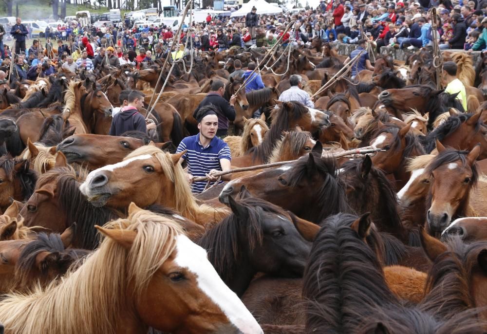 El primer curro de la temporada marca 270 caballos ante más de un millar de espectadores en Oia