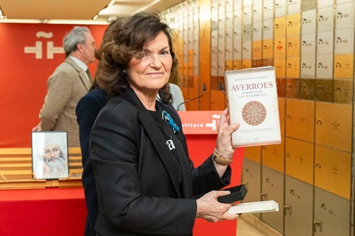 Carmen Calvo junto a un ejemplar de Averroes.