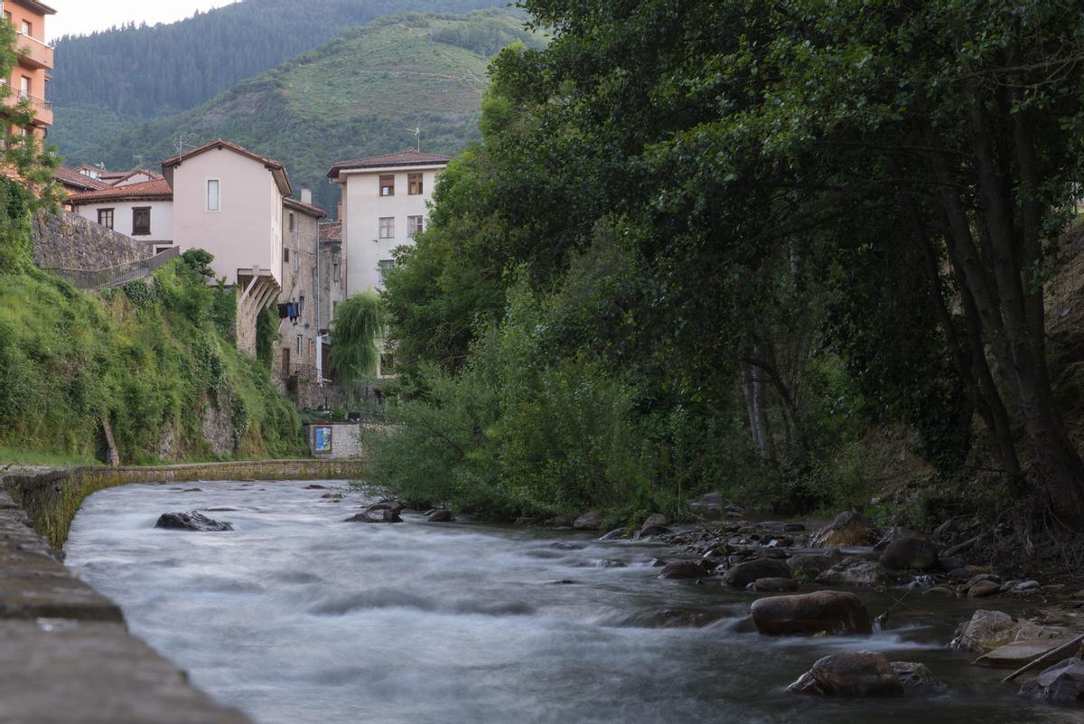 El río Deva a su paso por la localidad cántabra de Potes