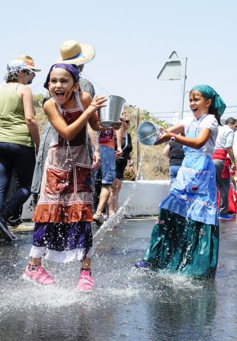 Traida Infantil del Agua de Lomo Magullo 2016