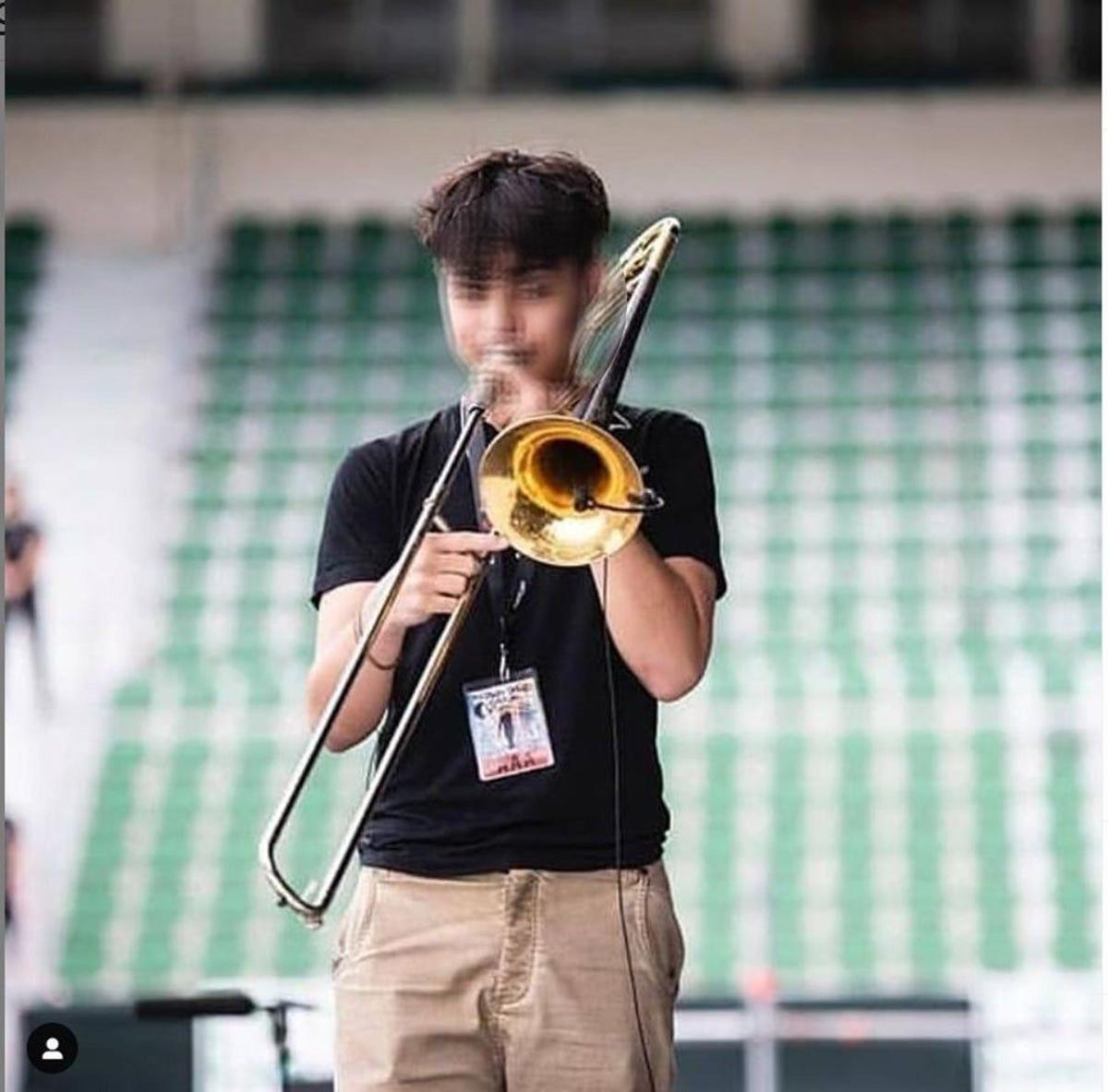 Alexander Sánchez tocando el trombón